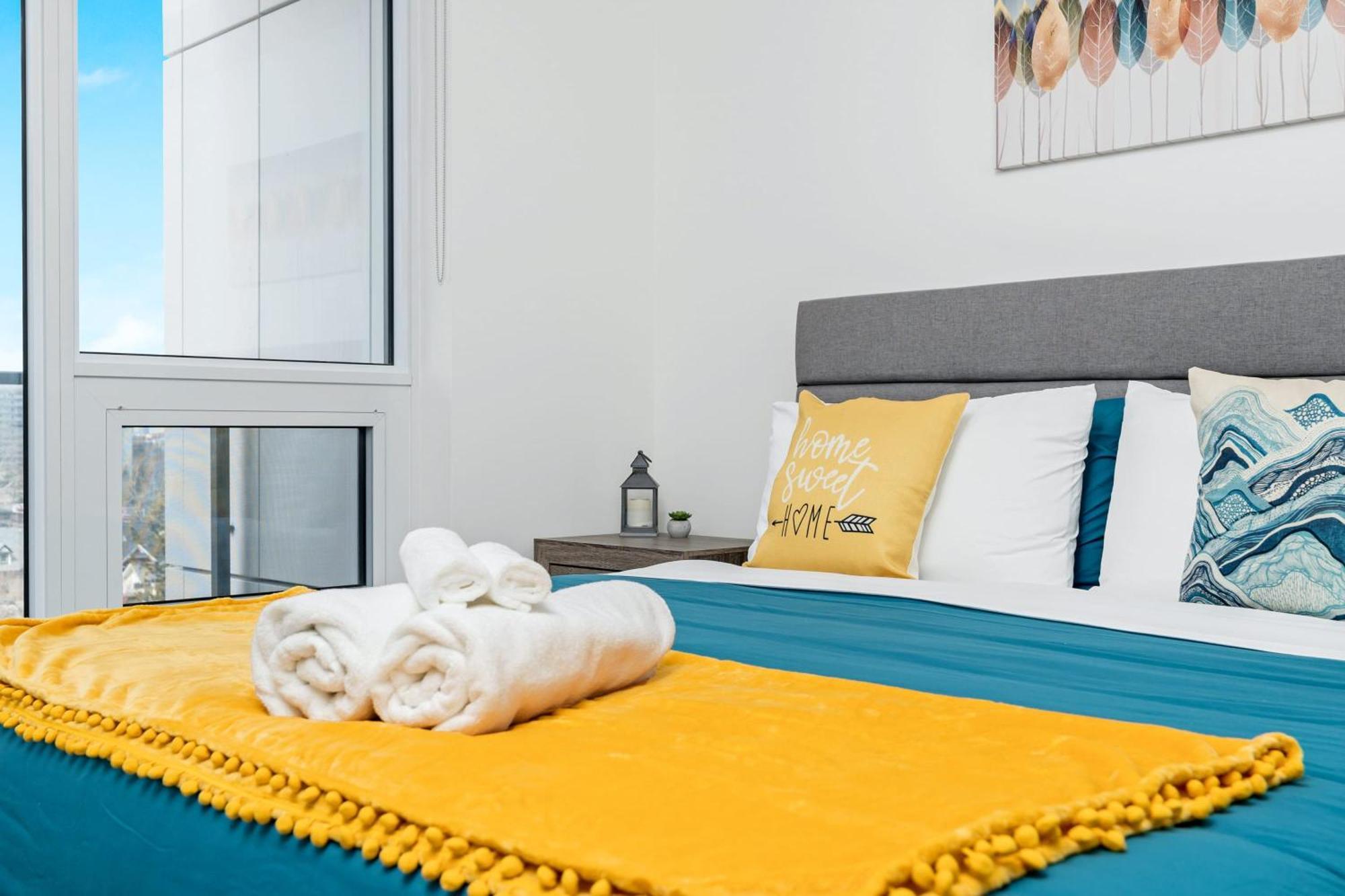 شقة Luxury 1Br King Bed Unit - Private Balcony كيتشنر المظهر الخارجي الصورة